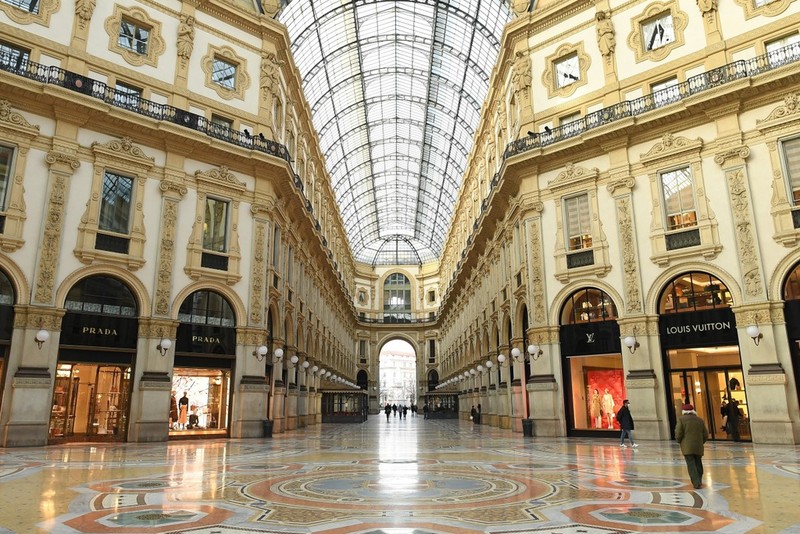 Một trung tâm thương mại ở Milan (Italia) trở nên gần như bị bỏ hoang giữa dịch Covid-19 (Ảnh: Xinhua) Một trung tâm thương mại ở Milan (Italia) trở nên gần như hoang giữa dịch Covid-19 (Ảnh: Xinhua)