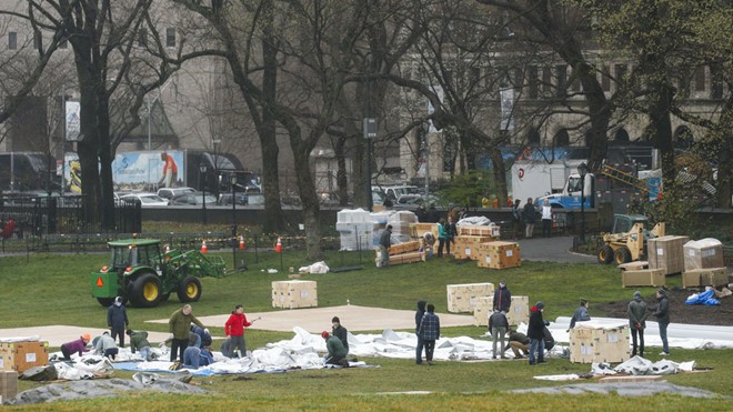 Các nhân viên y tế khẩn trương dựng bệnh viện dã chiến tại công viên Trung tâm ở thành phố New York (Ảnh: AFP).