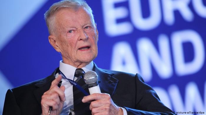 Zbigniew Brzezinski-Cựu Cố vấn an ninh quốc gia Mỹ: “Trật tự thế giới mới do Mỹ kiểm soát sẽ được xây dựng trên cơ sở các mảnh vỡ từ sự tan rã của nước Nga” (Ảnh: DW) Zbigniew Brzezinski-Cựu Cố vấn an ninh quốc gia Mỹ: “Trật tự thế giới mới do Mỹ kiểm soát sẽ được xây dựng trên cơ sở các mảnh vỡ từ sự tan rã của nước Nga” (Ảnh: DW)