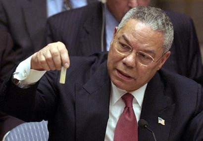 Ngoại trưởng Mỹ Collin Powell trình “minh chứng” về vũ khí hóa học của Iraq tại Hội đồng Bảo an Liên hợp quốc ngày 5/2/2003 (Ảnh: AP) Ngoại trưởng Mỹ Collin Powell trình “minh chứng” về vũ khí hóa học của Iraq tại Hội đồng Bảo an Liên hợp quốc ngày 5/2/2003 (Ảnh: AP)