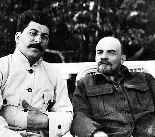 V.Lenin, lãnh tụ của Cách mạng Tháng Mười (phải), và J.Stalin, người kế tục trung thành sự nghiệp của V.Lenin (trái) (Ảnh: TASS).