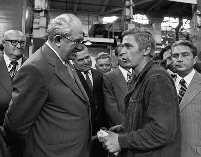 Y. Andropov (bên trái) trong lần tới thăm công nhân nhà máy (Ảnh: TASS) Y. Andropov (bên trái) trong lần tới thăm công nhân nhà máy (Ảnh: TASS)