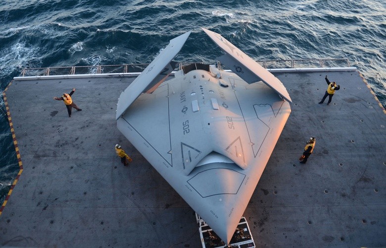 Máy bay không người lái X-47B trên boong tàu sân bay