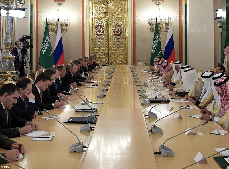 Tổng thống Putin hội đàm với quốc vương A rập Xê út tại Điện Kremlin trong chuyến thăm khiến thế giới sửng sốt