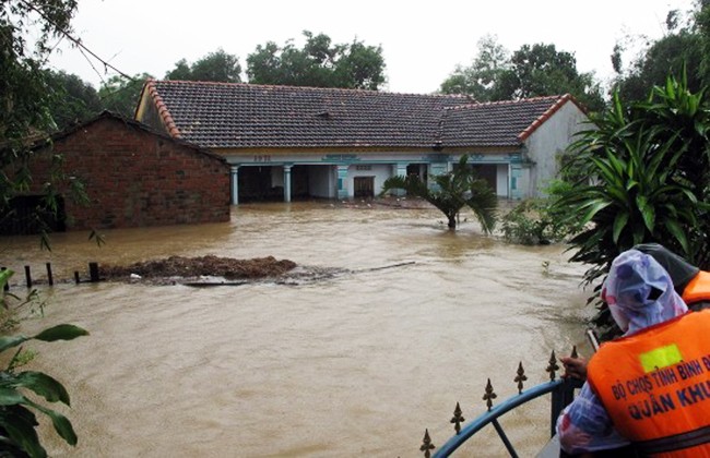 người dân, chạy lũ, ngập lụt, vùng trũng, Phú Yên, Quảng Ngãi, gồng mình gánh lũ,  Bình Định, Quảng Nam, thất thủ, lũ dữ, VietTimes