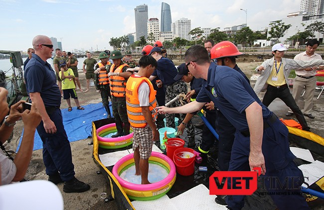 Lực lượng Hải quân Việt Nam-Hoa Kỳ cùng thực hiện tẩy rửa cho nạn nhân