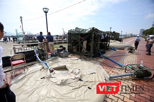 Nước dùng cho công tác tẩy rửa dầu trên người nạn nhân được sử dụng từ thiết bị lọc nước chuyên dụng