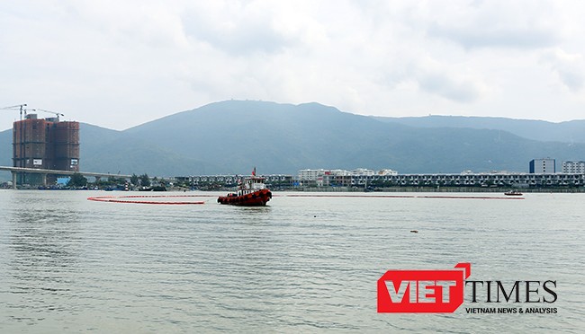 Phía ngoài khơi, tàu ứng phó tràn dầu thả phao vây, ngăn dầu loan rộng ra ngoài