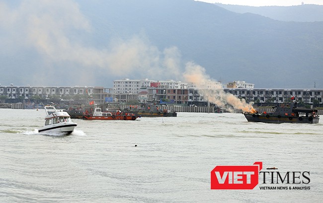 Khống chế vụ cháy trên tàu và cứu các nạn nhân rơi xuống nước