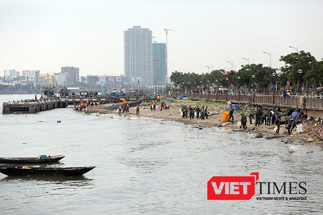 Lúc này trên bờ, lực lượng xử lý dầu tràn dạt vào bờ được triển khai