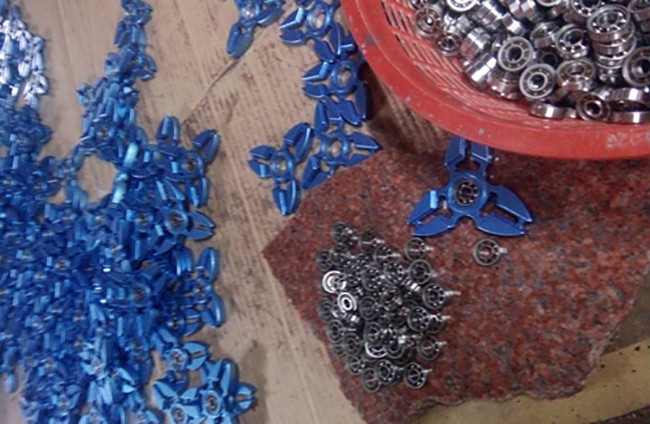 Công đoạn lắp ráp spinner giá rẻ.