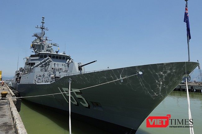 Sáng 4/6, tàu chiến mang tên lửa dẫn đường HMAS Ballarat và 188 sỹ quan, thủy thủ đã cập Cảng Tiên Sa, chính thức thăm hữu nghị Đà Nẵng trong 5 ngày.