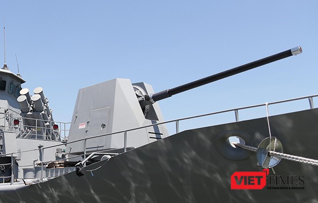 Pháo hạm phía mũi tàu