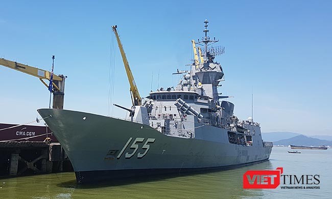 Bên cạnh hệ thống khí tài hiện đại, tàu còn sở hữu sân đỗ và kho chứa trực thăng Seahawk