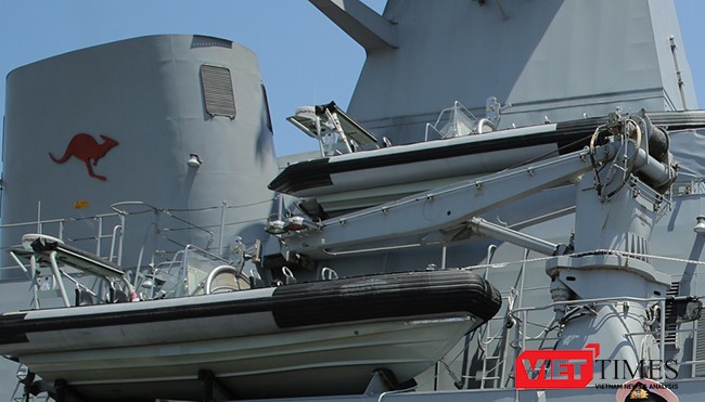 Hệ thống xuồng cao tốc được đặt bên mạn hạm