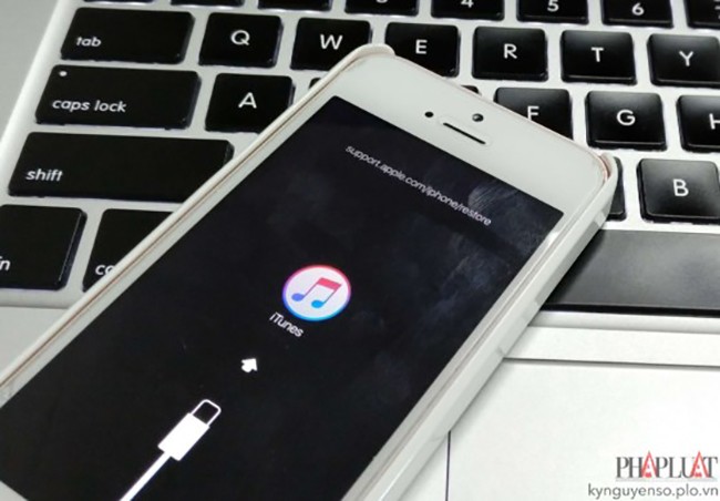 Hạ cấp thiết bị bằng tập tin firmware đã tải về khi nãy.