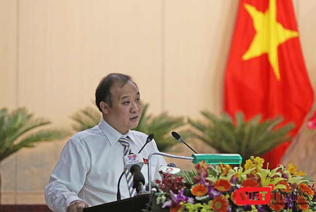 Ông Lê Quang Nam, Giám đốc Sở TNMT TP.Đà Nẵng trả lời chất vấn của đại biểu liên quan đến tình trạng ô nhiễm tại Bãi rác Khánh Sơn và tiến độ di dời