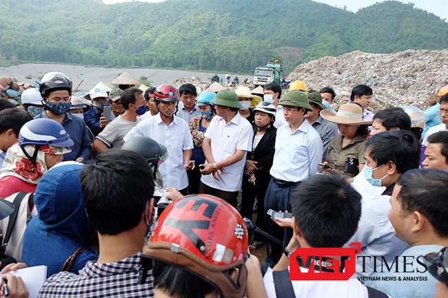 Ông Nguyễn Xuân Anh, Bí thư Thành ủy, Chủ tịch HĐND TP Đà Nẵng trong một lần thị sát Bãi rác Khánh Sơn và lắng nghe ý kiến phản ánh của người dân