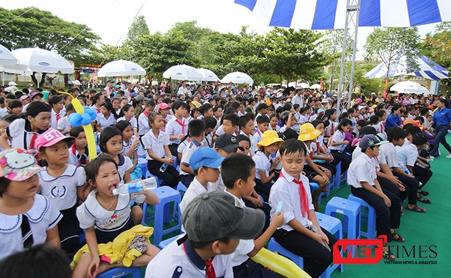 46.500 ly sữa được trao cho hơn 600 em học sinh tại xã Duy Trinh (Duy Xuyên, Quảng Nam) là hoạt động khởi đầu cho chương trình sữa học đường cho trẻ em ở tỉnh Quảng Nam trong thời gian tới