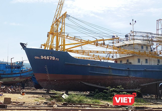 Tàu cá vỏ thép QNa 94679 nằm bờ gây thiệt hại nặng nề cho ngư dân Trần Văn Liên.