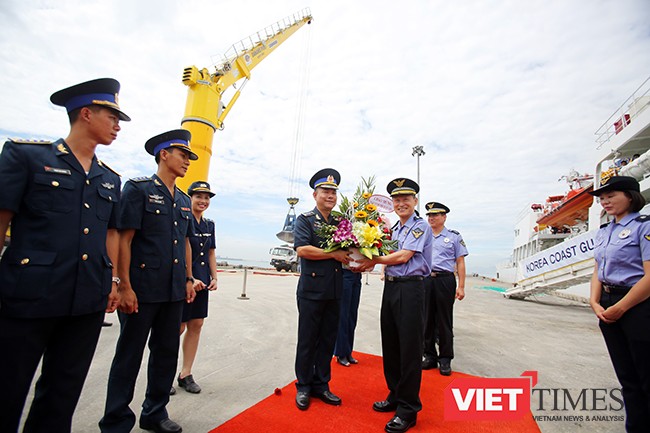 Lực lượng Cảnh sát biển Vùng 2 (Việt Nam) chúc mừng tàu Badaro đến Đà Nẵng