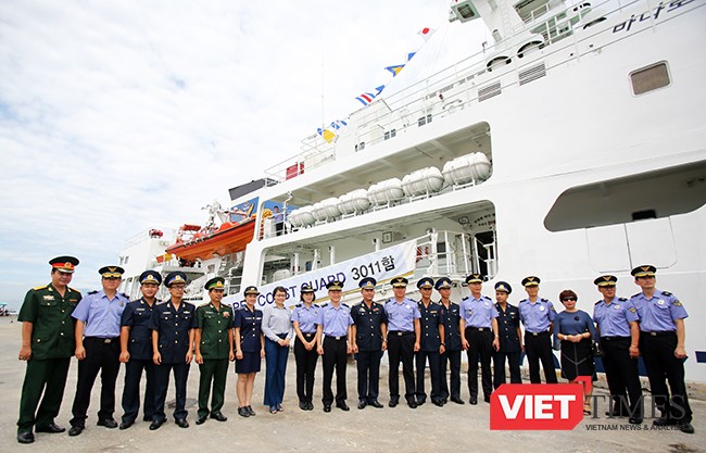 Các bên chụp ảnh lưu niệm nhân sự kiện tàu Badaro đến thăm Đà Nẵng