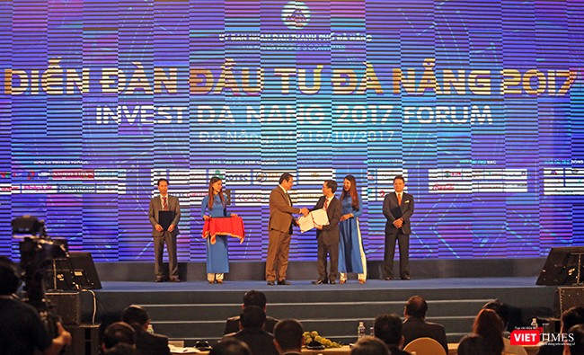 Trong khuôn khổ Diễn ddanf đầu tư Đà Nẵng 2017, UBND TP Đà Nẵng đã trao Giấy chứng nhận đăng ký đầu tư và Quyết định chủ trương đầu tư, thông báo nghiên cứu đầu tư cho 27 dự án với tổng số tiên vốn đầu tư lên đến 35.293 tỷ đồng.