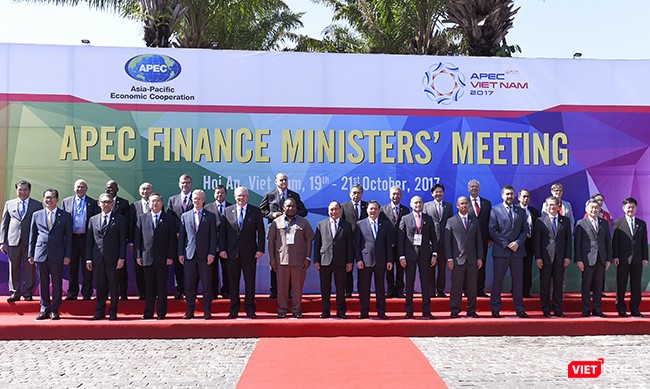 Các đại biểu chụp ảnh lưu niệm nhân sự kiện Hội nghị Bộ trưởng Tài chính APEC 2017 lần thứ 24 được tổ chức tại Hội An (Quảng Nam)