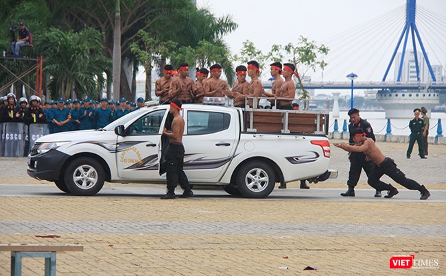 Hơn 2.000 cảnh sát diễn tập chống khủng bố bảo vệ APEC tại Đà Nẵng ảnh 17