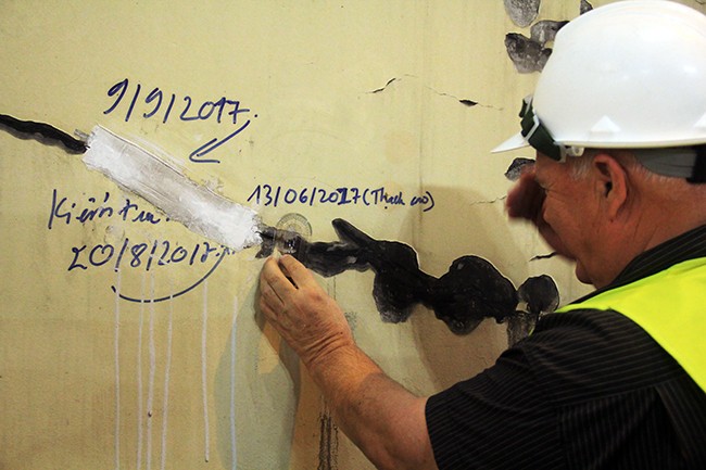 Theo Công ty CPĐT Đèo Cả, các vết nứt do bong tróc ác vết nứt này làm bong sơn, làm mất mỹ quan trong hầm nên sẽ được sơn lại để đảm bảo mỹ quan và tâm lý cho người qua hầm