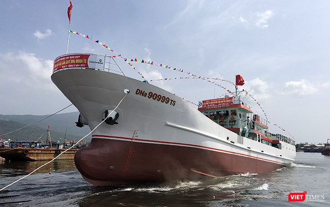 Trưa 25/10, tại âu thuyền Thọ Quang (Đà Nẵng), tàu hậu cần nghề cá vỏ thép mang số hiệu ĐNa 90999TS đã hạ thủy