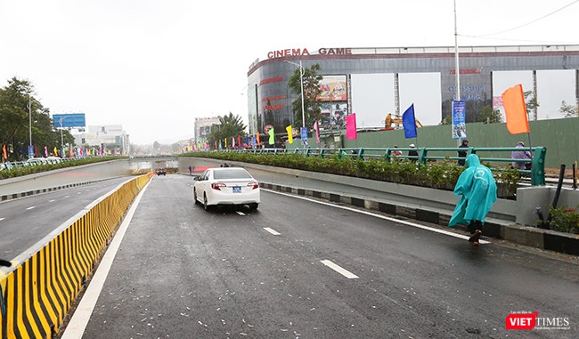 Những dòng xe đầu tiền trong buổi lễ thông xe kỹ thuật theo hướng Lý Thái Tổ đi Điện Biên Phủ