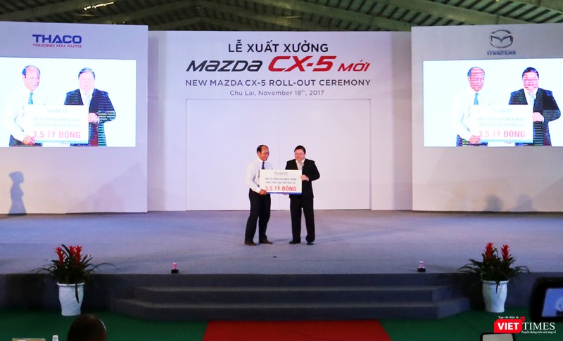 tại sự kiện, lãnh đạo và cán bộ Thaco Trường Hải cũng đóng góp khoản tiền hỗ trợ 3,5 tỷ đồng từ tiền đóng góp 1 ngày lương cho đồng bào miền Trung - Tây Nguyên vừa trải qua đỡ bão lũ vừa qua.