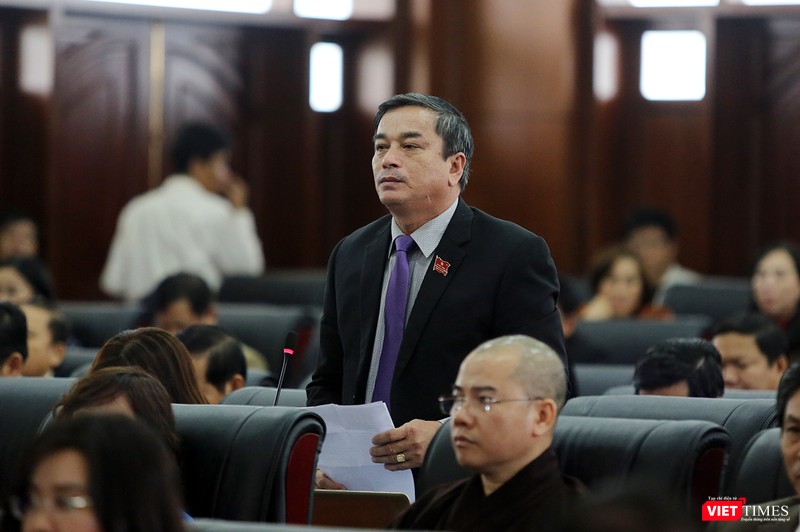 đại biểu Huỳnh Bá Cử đề nghị: “Đề nghị Giám đốc Sở Xây dựng công khai các công trình hoạt động khi chưa nghiệm thu để cử tri được rõ”.