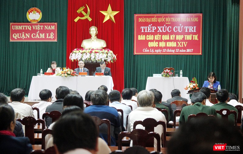 Chiều 12/12, Đoàn Đại biểu Quốc hội TP.Đà Nẵng đã có buổi tiếp xúc cử tri, báo cáo kết quả kỳ họp thứ 4, Quốc hội khóa 14 với cử tri quận Cẩm Lệ