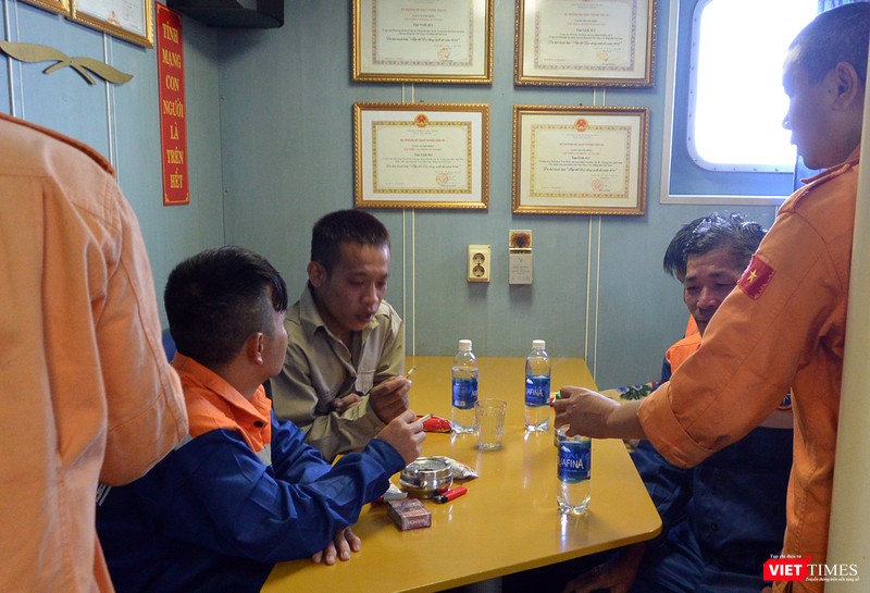 Các ngư dân trên tàu bị nạn được đưa lên tàu SAR 412 trong tình trạng sức khỏe yếu, tinh thần hoảng loạn