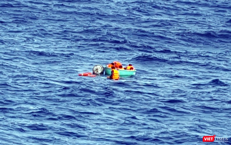 Tàu chìm, các ngư dân bám víu vào thúng chai và trôi dạt trên biển