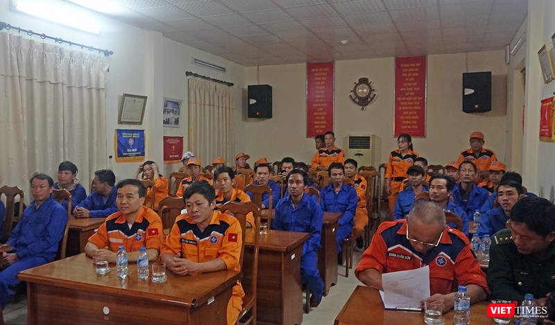 Các ngư dân trên tàu cá tại buổi bàn giao cho cơ quan chức năng sau khi được cứu nạn đưa về bờ