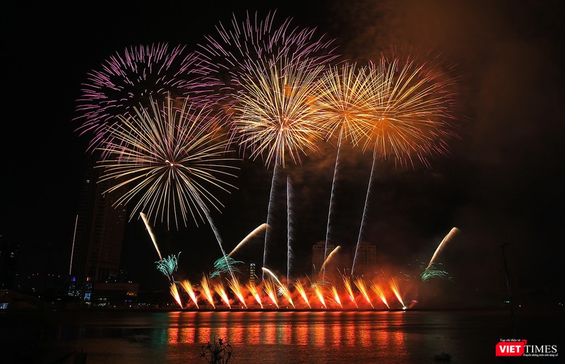 Đà Nẵng sẽ bắn hơn 1.000 quả pháo hoa từ giữa sông Hàn để chào năm mới 2018