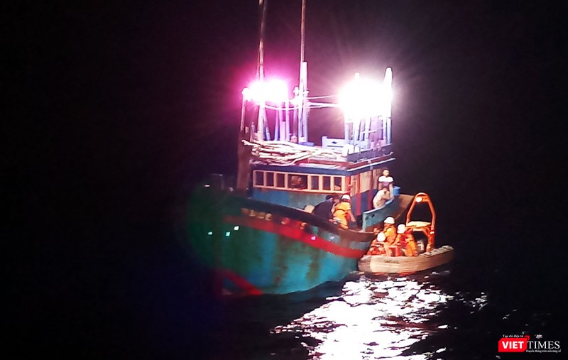 Xuồng cứu hộ của tàu SAR412 tiếp cận tàu cá, đưa ngư dân bị nạn về bờ trong đêm Ảnh MRCC