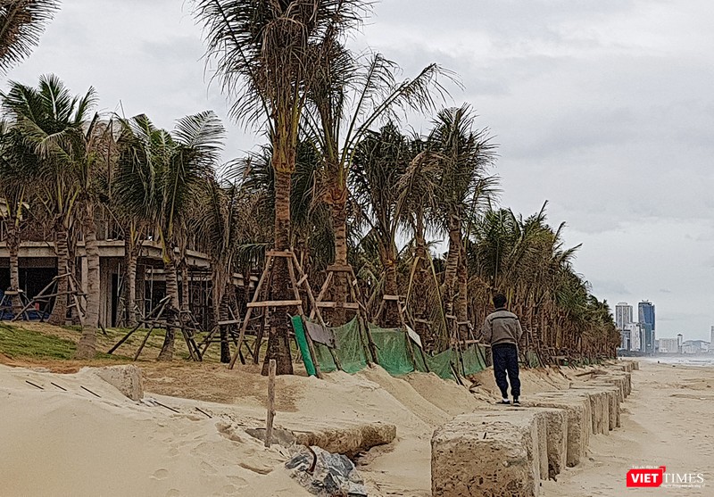 Theo quy hoạch, các dự án ven biển phải cách bãi cát phục vụ công cộng 50m nhưng dự án The Song đã lấn ra khỏi phạm vi dự án 17m và xây dựng kè chắn sóng bằng bê tông.