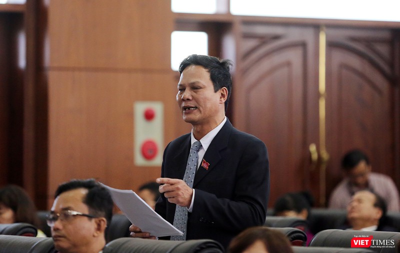 đại biểu Nguyễn Kim Dũng chất vấn Giám đốc Sở Xây dựng TP Đà Nẵng Vũ Quang Hùng tại Kỳ họp kỳ họp thứ 6, HĐND TP Đà Nẵng khóa IX, nhiệm kỳ 2016-2021 diễn ra ngày 6/12.