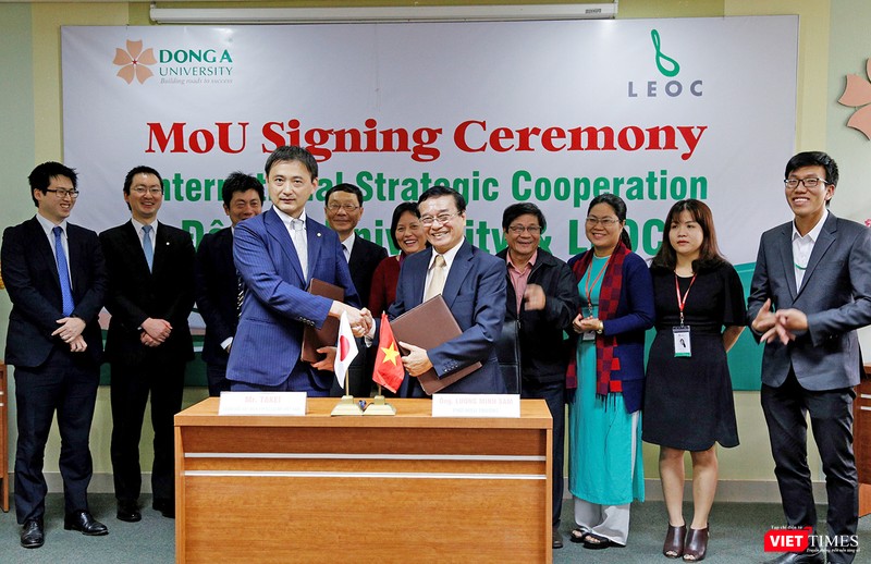 Ngày 20/1, Đại học Đông Á và Tập đoàn LEOC (Nhật Bản) đã ký kết biên bản hợp tác chiến lược về đào tạo, nâng cao trình độ Nhật ngữ, kỹ năng nghiệp vụ và tuyển dụng sinh viên Đại học Đông Á làm việc tại Nhật Bản.