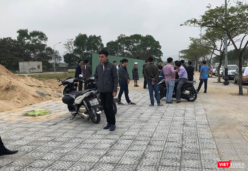 Người dân tập trung tại khu đất để phản đối sự việc