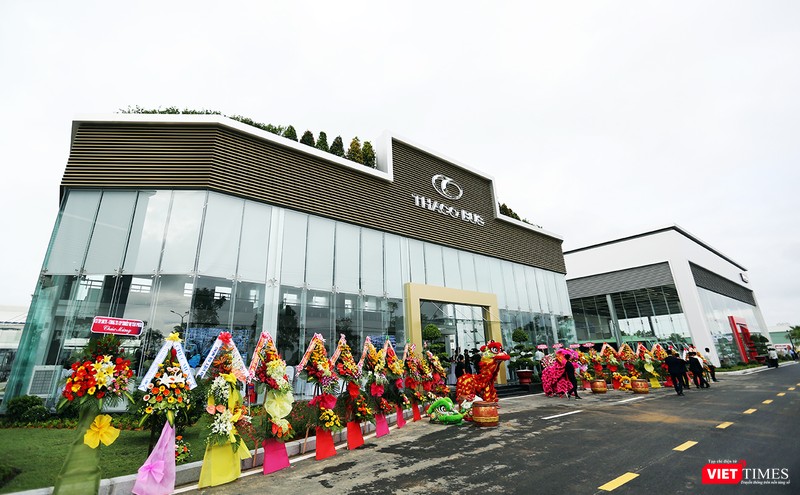 Trung tâm ô tô tải, bus Thaco được xây dựng trên tổng diện tích hơn 26.000 m2, với tổng kinh phí 142 tỷ đồng, trên tuyến QL1A, thuộc địa phận xã Hòa Phước, huyện Hòa Vang, TP Đà Nẵng.