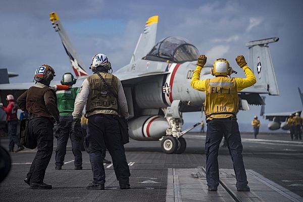 Những hình ảnh đầu tiên của tàu sân bay Mỹ Carl Vinson tại Đà Nẵng ảnh 15