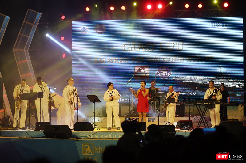 Thủy thủ Hạm đội 7 Mỹ hát vang “Nối vòng tay lớn“ ảnh 5