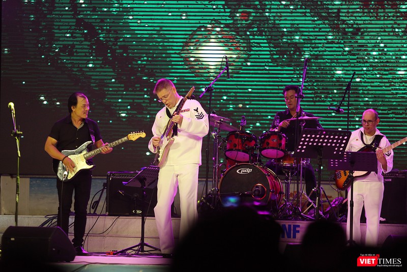 Thủy thủ Hạm đội 7 Mỹ hát vang “Nối vòng tay lớn“ ảnh 7