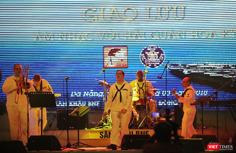 Thủy thủ Hạm đội 7 Mỹ hát vang “Nối vòng tay lớn“ ảnh 9