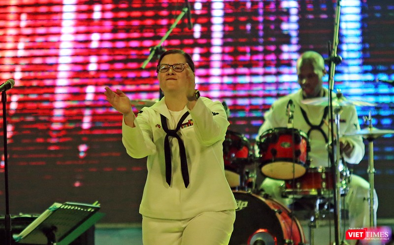 Thủy thủ Hạm đội 7 Mỹ hát vang “Nối vòng tay lớn“ ảnh 10